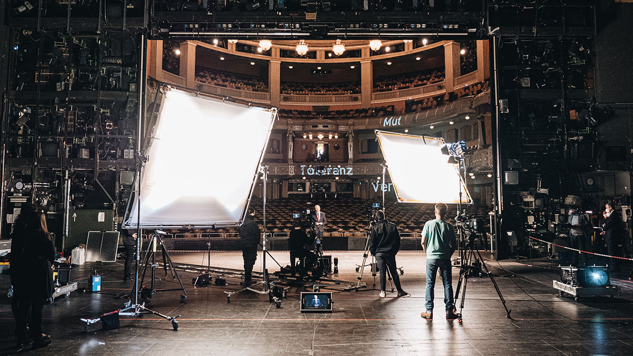 Das Team von Visionary Berlin baut eine komplette Produktion auf der Bühne eines renommierten Konzerthauses für den Livestream des FDP-Dreikönigstreffens 2021 auf.